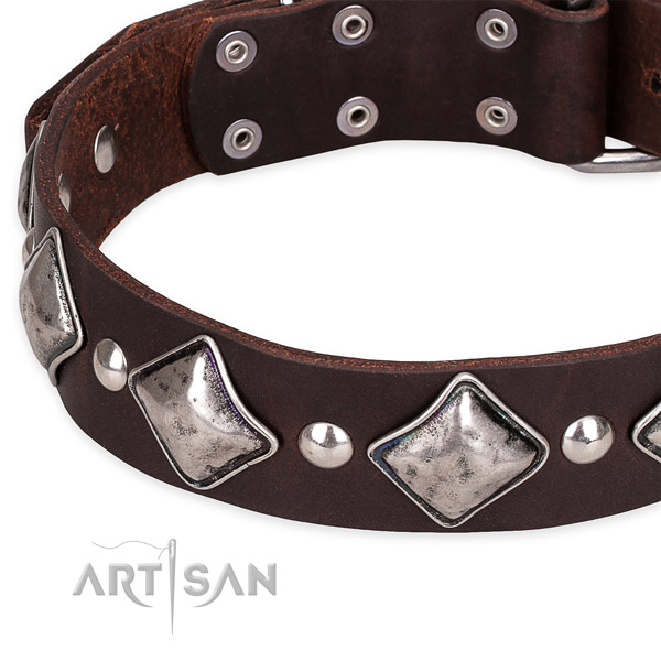 Easy to use leather dog collar with extra sturdy rust-proof set of hardware
