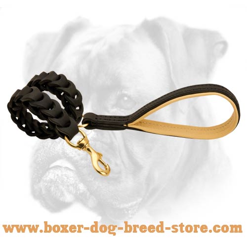Easy training of your Boxer with this leather leash